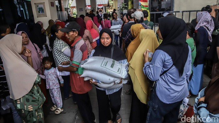 Sebanyak 5.600 KK di Pulo Gebang menerima bantuan beras 30 kilogram. Bantuan ini menjadi penyangga kebutuhan pangan di tengah tekanan pengeluaran.