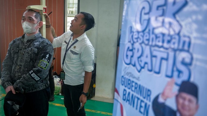 Petugas kesehatan menunjukkan hasil rontgen toraks seorang warga saat pelaksanaan Cek Kesehatan Gratis di Pondok Aren, Kota Tangerang Selatan, Banten, Senin (31/8/2026). Kementerian Kesehatan mencatat pelaksanaan program Cek Kesehatan Gratis telah menjangkau 82 juta jiwa hingga Kamis (20/8) dari target 130 juta orang sepanjang 2026, dengan temuan skrining yang didominasi penyakit tidak menular (PTM), seperti diabetes melitus dan hipertensi. ANTARA FOTO/Putra M. Akbar