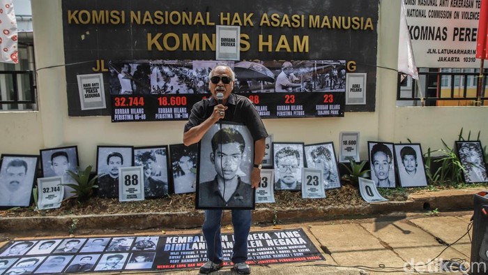 Sejumlah aktivis Komisi untuk Orang Hilang dan Korban Tindak Kekerasan (KontraS) melakukan aksi simbolik di depan kantor Komnas HAM, Menteng, Jakarta Pusat, Senin (31/8/2026).
