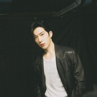 Jing Boran sukses mencuri perhatian tampil sebagai Luan Nian, pria cerdas, sukses yang dingin di The Early Spring. Parasnya yang ganteng dan kharismanya yang berkelas ini pun jadi pujaan hati banyak penonton. Foto: Instagram @jingxiaoxiansheng