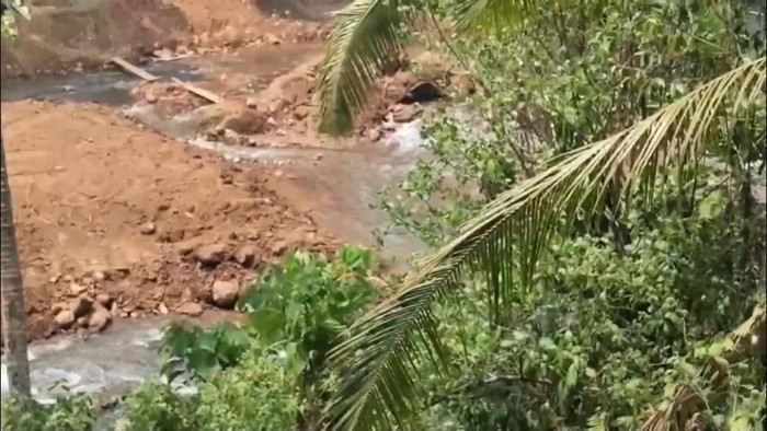 Aliran sungai yang disebut warga terganggu proyek sekolah swasta. (Dok. Istimewa)