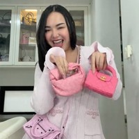 Gaya Amanda Manopo Pamer Koleksi Tas Mini Serba Pink, Harganya Bikin Meriang