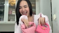 Gaya Amanda Manopo Pamer Koleksi Tas Mini Serba Pink, Harganya Bikin Meriang