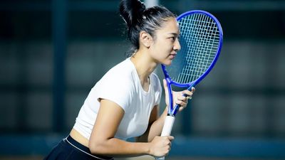 Momen Perdana Anindita Hidayat Main Tenis