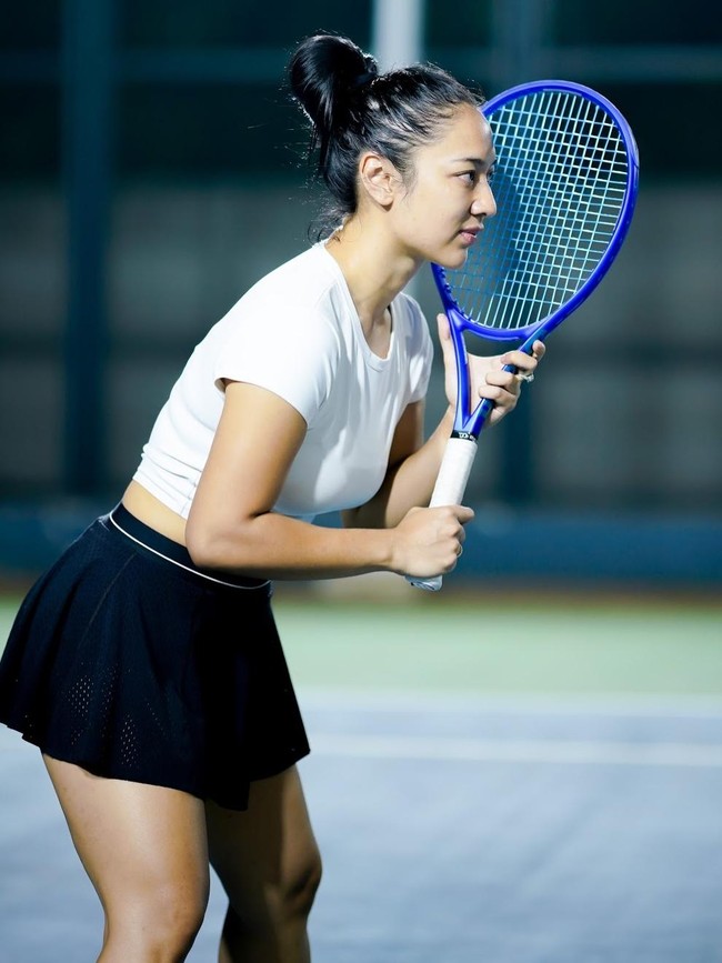 Momen Perdana Anindita Hidayat Main Tenis