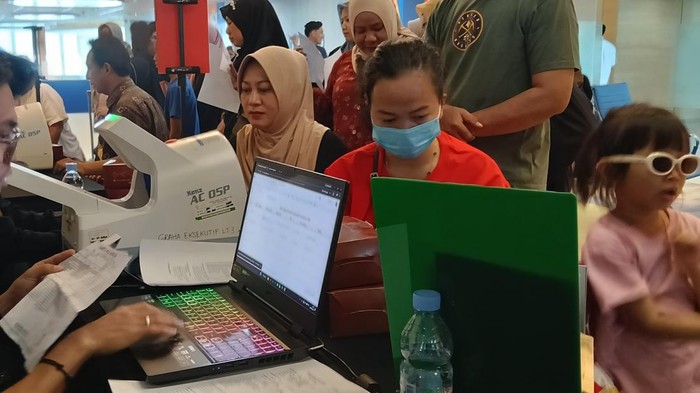 Antrian warga yang mendapat pelayanan kesehatan gratis dari Bank Mandiri di Palembang