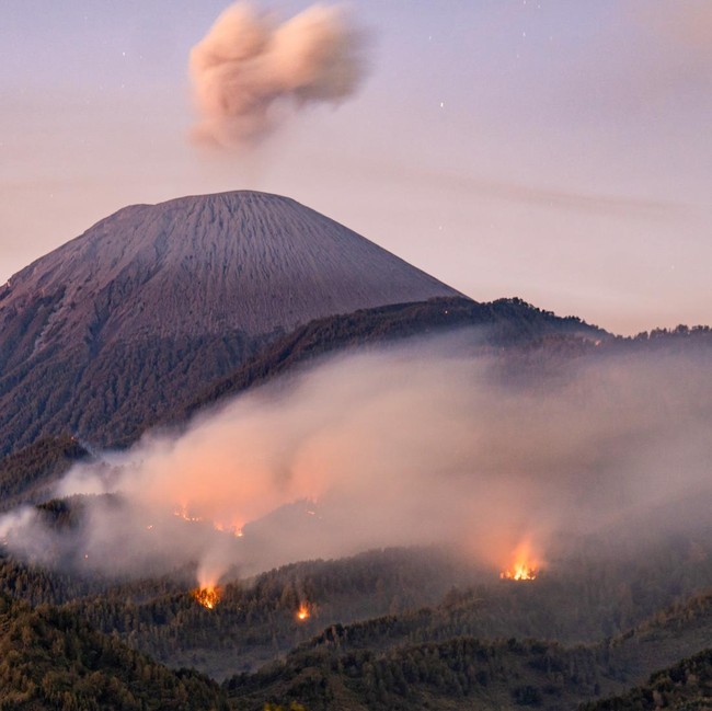 Api Berkobar di Lereng Gunung Semeru, Pendakian Ditutup