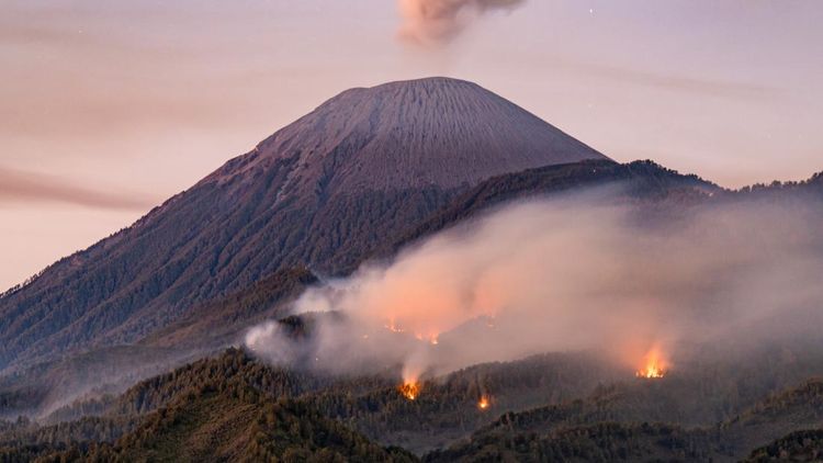 Api Berkobar di Lereng Gunung Semeru, Pendakian Ditutup