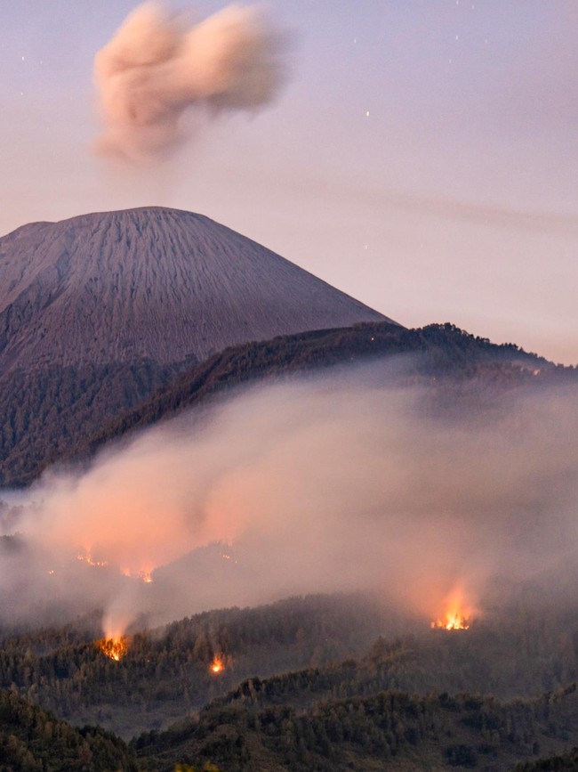 Api Berkobar di Lereng Gunung Semeru, Pendakian Ditutup