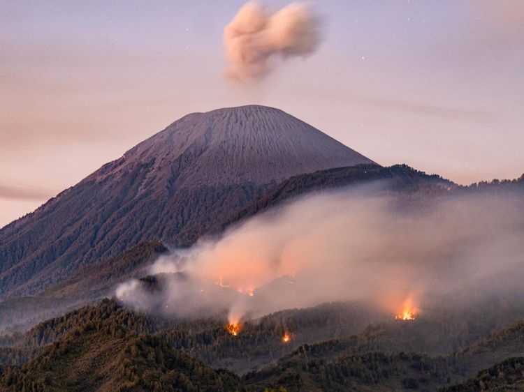 Api Berkobar di Lereng Gunung Semeru, Pendakian Ditutup