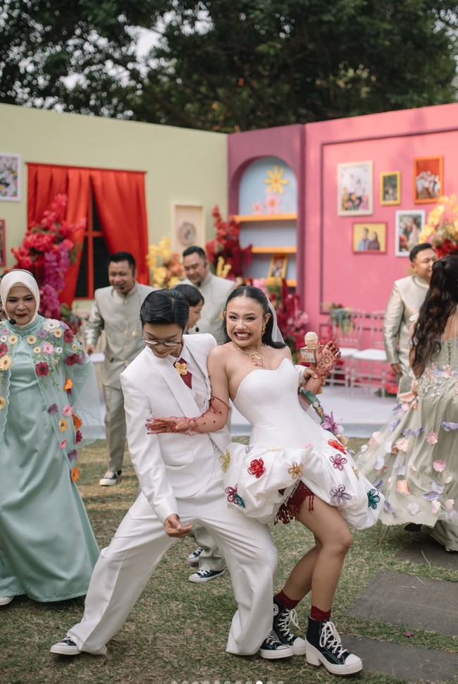 Tak biasa, YouTuber Aulion dan Pila memilih konsep pernikahan bak drama musikal. Tak hanya dekorasinya yang unik, berbentuk seperti bagian dalam rumah, busana kedua pengantin di hari bahagia juga tak kalah jadi sorotan. Foto: Instagram/@aulion