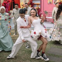 Ide Gaun Pengantin Unik Pila-Aulion, Rok Balon Berhias Bunga Warna-warni