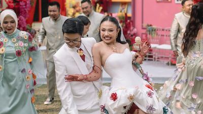 Ide Gaun Pengantin Unik Pila-Aulion, Rok Balon Berhias Bunga Warna-warni