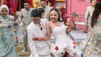 Ide Gaun Pengantin Unik Pila-Aulion, Rok Balon Berhias Bunga Warna-warni