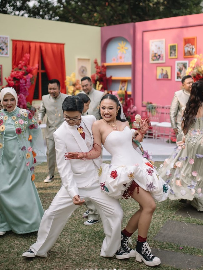 Ide Gaun Pengantin Unik Pila-Aulion, Rok Balon Berhias Bunga Warna-warni