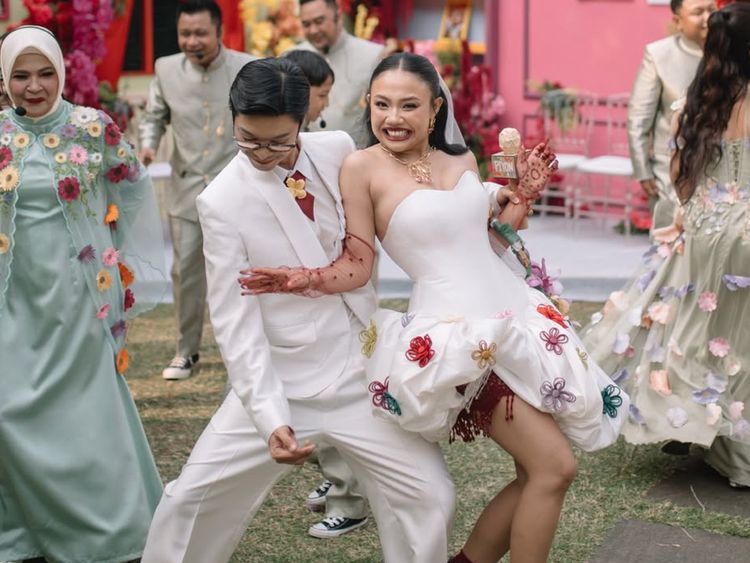 Ide Gaun Pengantin Unik Pila-Aulion, Rok Balon Berhias Bunga Warna-warni