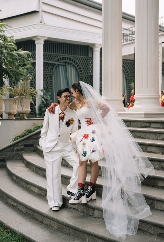 Di acara resepsi pernikahan yang digelar outdoor pada Minggu (9/8/26), Aulion dan Pila tampil serasi dalam balutan busana pengantin bernuansa putih. Foto: Instagram/@aulion