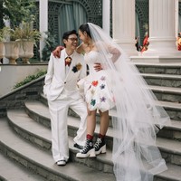 Di acara resepsi pernikahan yang digelar outdoor pada Minggu (9/8/26), Aulion dan Pila tampil serasi dalam balutan busana pengantin bernuansa putih. Foto: Instagram/@aulion