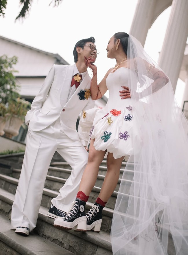 Uniknya, busana pengantin tersebut dipadukan dengan sepasang sneakers yang membuat penampilannya terlihat lebih santai namun tetap stylish. Foto: Instagram/@aulion