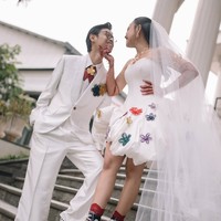 Uniknya, busana pengantin tersebut dipadukan dengan sepasang sneakers yang membuat penampilannya terlihat lebih santai namun tetap stylish. Foto: Instagram/@aulion