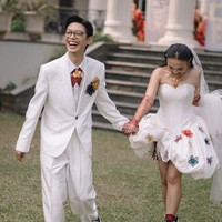 Aulion tampil dengan setelan jas dan kemeja serba putih. Melengkapi gayanya, ia mengenakan dasi berwarna merah yang memberikan kontras pada penampilannya. Di salah satu sisi dadanya juga dipermanis dengan bros berbentuk seperti bunga berwarna biru tua dan keemasan. Foto: Instagram/@aulion