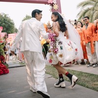 Sementara Pila tampil dengan mini dress putih dihiasi aplikasi bunga 3D warna-warni. Penampilannya semakin lengkap dengan sarung tangan transparan panjang warna merah marun yang senada dengan anting serta warna batu pada kalung emas yang dikenakannya. Foto: Instagram/@aulion