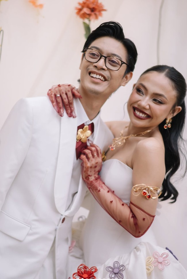 Penampilan Pila makin memukau dengan riasan wajah glam look yang dipadukan dengan lipstik merah yang lebih bold. Sementara rambutnya setengah terurai dengan model wavy. Foto: Instagram/@aulion