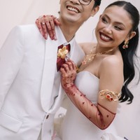 Penampilan Pila makin memukau dengan riasan wajah glam look yang dipadukan dengan lipstik merah yang lebih bold. Sementara rambutnya setengah terurai dengan model wavy. Foto: Instagram/@aulion