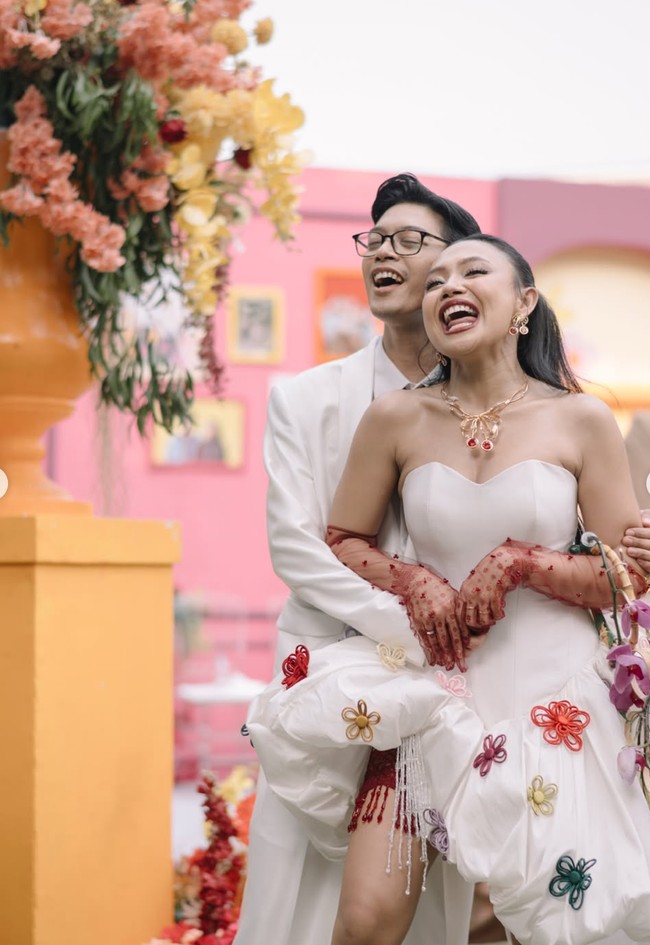 Diketahui busana yang dikenakan Pila berasal dari desainer Intan Wardi. Jika diperhatikan, terdapat detail unik seperti lace dengan rumbai berwarna merah yang mengintip dari rok balon asimetri yang dikenakan Pila. Detail tersebut membuat busana pengantinnya terlihat semakin unik. Foto: Instagram/@aulion