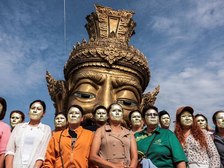 Berlumuran Emas Murni di Wajah, Begini Tradisi Na Na Thong di Thailand