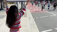 Anak Acha Septriasa, Bridgia Kalina Kharisma, yang akrab disapa Brie, tampak cheering atau memberi dukungan ke ibunya untuk finish maraton. Ia bawa poster bertuliskan Go Acha. (Foto: dok Instagram septriasaacha)