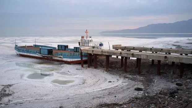 Danau Urmia Tahun 2014 Kapal terlihat terdampar di kawasan Danau Urmia yang mengering. Penyusutan danau menjadi salah satu gambaran krisis air Iran akibat kekeringan berkepanjangan, penggunaan air berlebihan, dan tekanan terhadap sumber daya air.