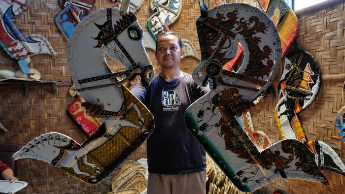Perajin jaran kepang atau kuda lumping Supriwanto menunjukkan kuda lumping karyanya di Sanggar Kandang Jaran, Dusun Kembang, Dlimoyo, Ngadirejo, Temanggung, Jawa Tengah, Senin (31/8/2026). Supriwanto membuat jaran kepang sebagai upaya melestarikan seni budaya tradisional sekaligus menjadikannya produk bernilai ekonomi dengan harga jual Rp600 ribu hingga Rp6 juta per buah yang telah dipasarkan hingga mancanegara sebagai suvenir. ANTARA FOTO/Anis Efizudin