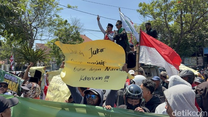 Demo jukir di Surabaya