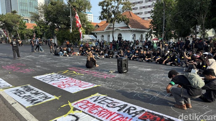 Demo mahasiswa di Gedung Negara Grahadi Surabaya