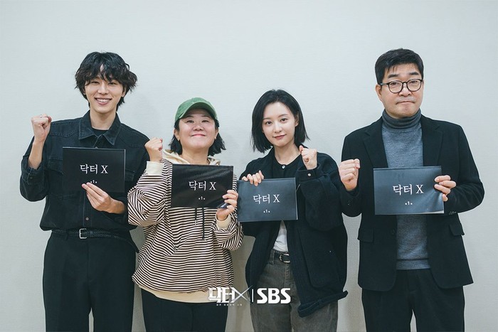 Cast drama Korea Doctor X (ki-ka): Kim Woo Seok dokter intern Park Tae Kyung, Lee Jung Eun sebagai Jang Hee Sook, Kim Ji Won sebagai Gye Soo Jung, dan Son Hyun Joo sebagai Bu Seung Kwon.