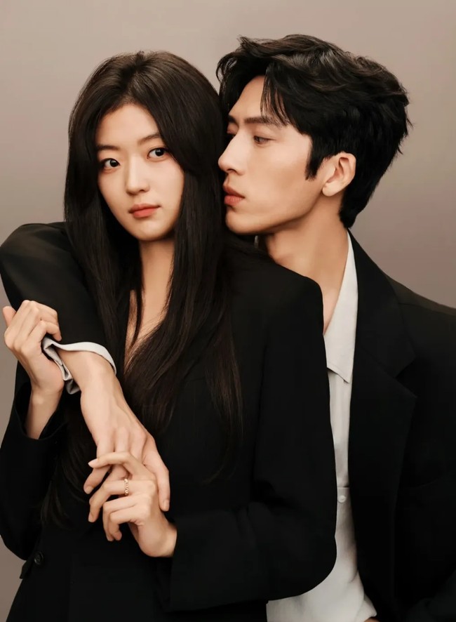 Projek terbarunya, The Early Spring pun meledak di pasaran. Salah satu hal yang membuat The Early Spring populer adalah chemistry antara Jing Boran dan Sun Qian.  Foto: Dok. Youku, Instagram