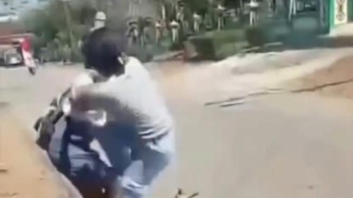 Dua siswi terlibat perkelahian di depan gerbang SMKN 1 Soe, TTS, NTT, Kamis (27/8/2026). (tangkapan layar video viral).
