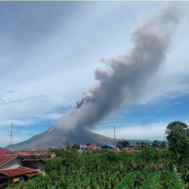 Potret Gunung Sinabung di Karo yang Kembali Erupsi