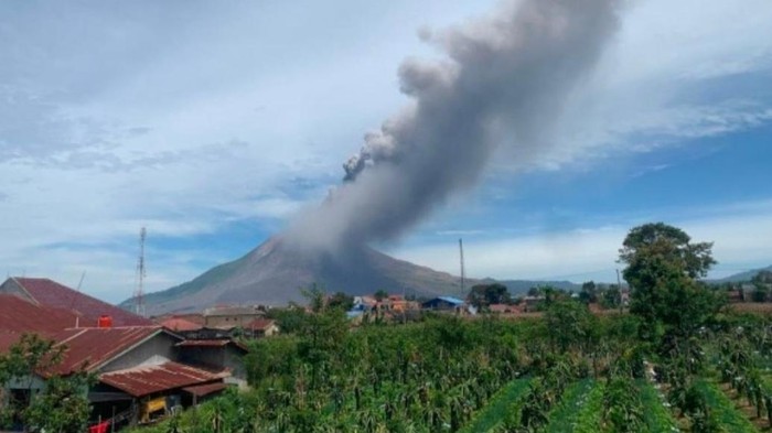Penampakan erupsi Gunung Sinabung di Kabupaten Karo (Dok. Badan Geologi)