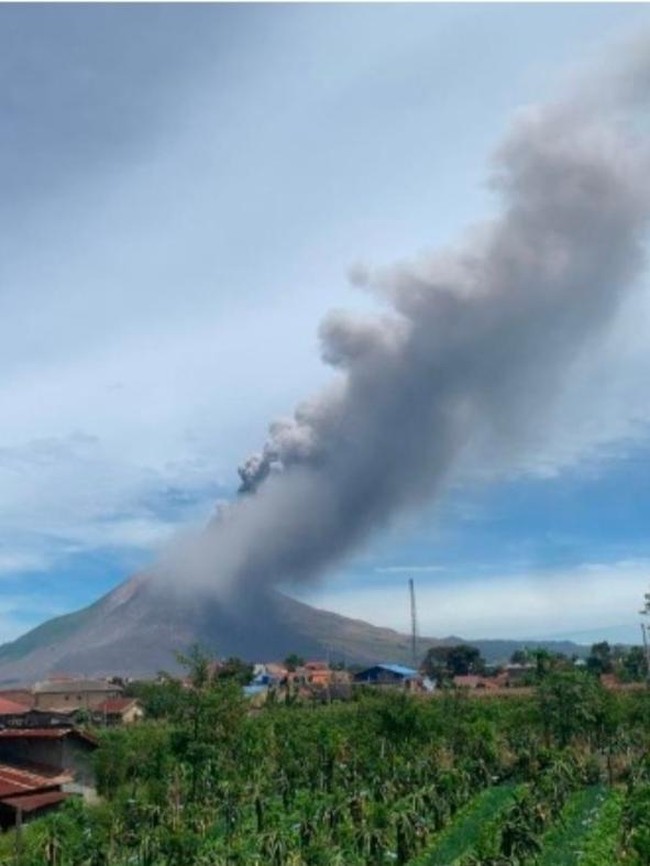 Potret Gunung Sinabung di Karo yang Kembali Erupsi
