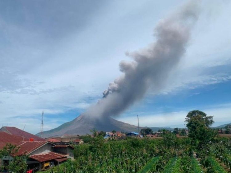 Potret Gunung Sinabung di Karo yang Kembali Erupsi