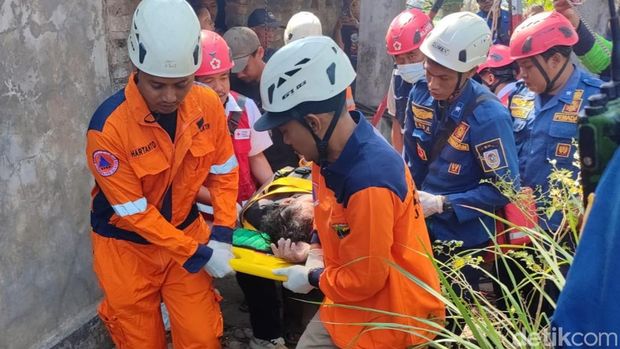 Evakuasi orang tercebur sumur di Sorogaten, Kecamatan Tulung, Klaten, Senin (31/8/2026). Evakuasi orang tercebur sumur di Sorogaten, Kecamatan Tulung, Klaten, Senin (31/8/2026).