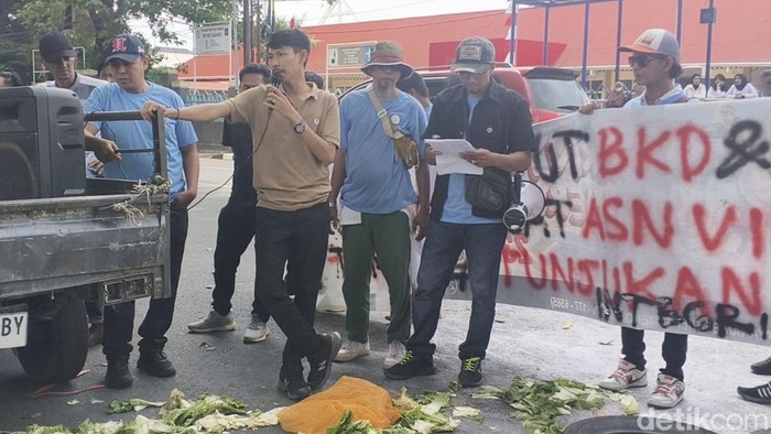 Foto : Aksi massa menuntut penanganan kasus mesum pejabat dan bawahan di Pemprov Sumbar (Jeka Kampai/detikSumut)