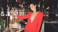 Gal Gadot bersyukur bisa terlibat di The Runner. Hari-hari panjang berlari menyusuri jalanan London dalam segala kondisi cuaca, serta tim yang telah mengerahkan segalanya untuk menghidupkan kisah ini. Saya sangat bangga dengan karya yang telah kami hasilkan dan sangat berterima kasih kepada semua pihak yang terlibat, tulisnya. (Foto: dok Instagram gal_gadot / andiejjane)