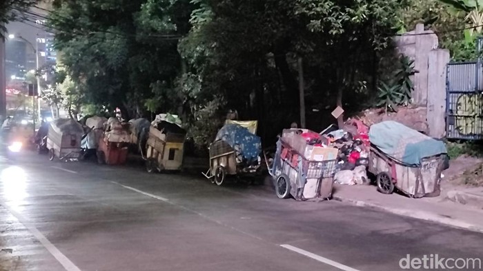 Gerobak Sampah Mangkal di Trotoar Tendean