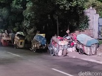 Gerobak Sampah Mangkal di Trotoar Tendean, DLH DKI Buka Suara