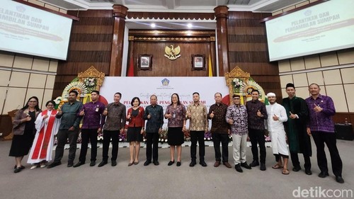 Gubernur Bali Wayan Koster bersama sembilan anggota BPSK Denpasar usai dilantik di Kantor Gubernur Bali, Senin (31/8/2026).