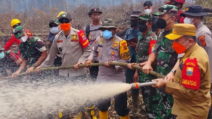 Gubernur Jambi Al Haris ikut serta memadamkan karhutla di Tanjabtim
