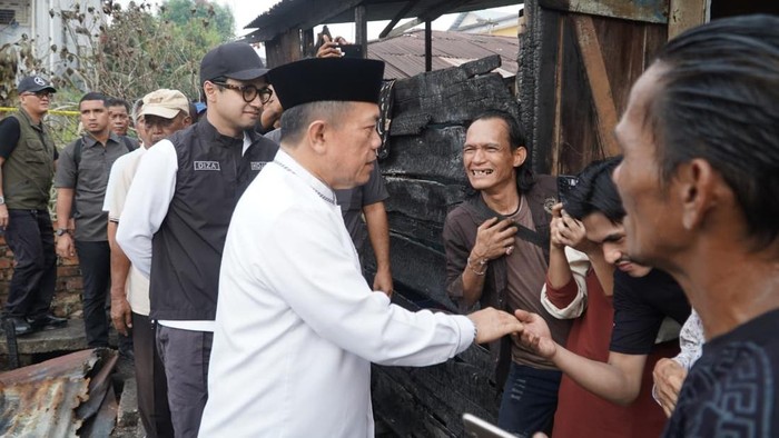 Gubernur Jambi Al Haris saat menyapa korban kebakaran dan salurkan bantuan